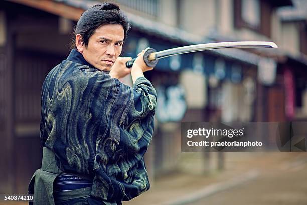 un samouraï - kimono photos et images de collection