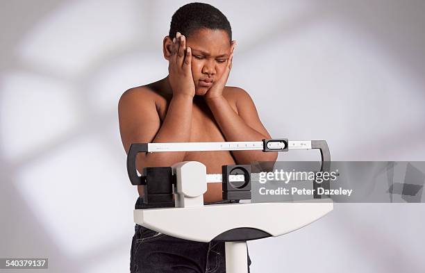 obese boy weighing himself - chubby boy - fotografias e filmes do acervo