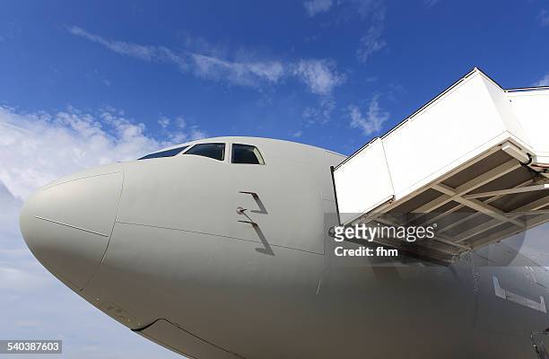 aircraft with gangway - airplane gangway stock pictures, royalty-free photos & images
