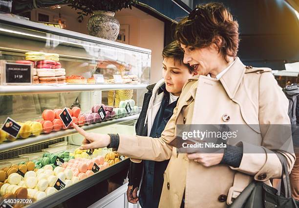 francese macaron lo shopping a parigi, francia - boulangerie paris foto e immagini stock