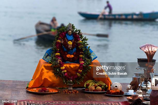 idol  on the bank of river ganges,varanasi,india. - idols foto e immagini stock