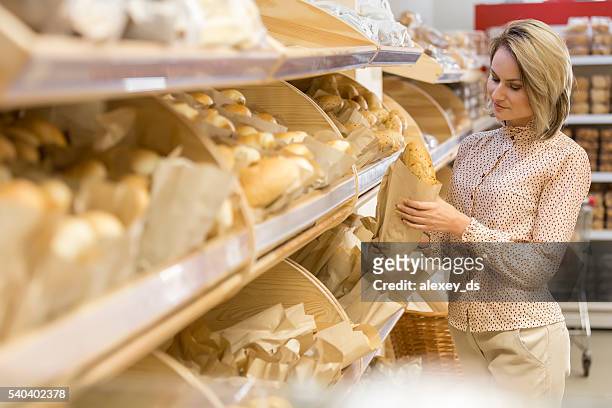 junge frau sie backwaren - supermarket bread stock-fotos und bilder