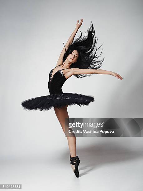 dancing ballerina - tutú fotografías e imágenes de stock