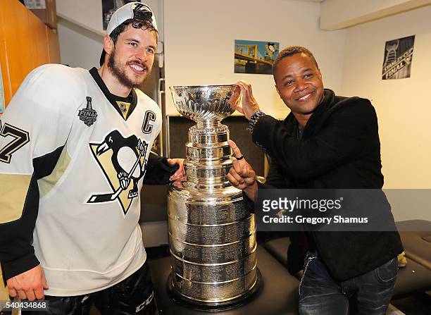 Sidney Crosby of the Pittsburgh Penguins poses with actor Cuba Gooding Jr. And the Stanley Cup in the locker room after the Penguins won Game 6 of...