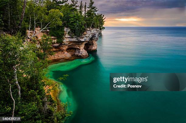 pictured rocks national lakeshore - riva del lago foto e immagini stock