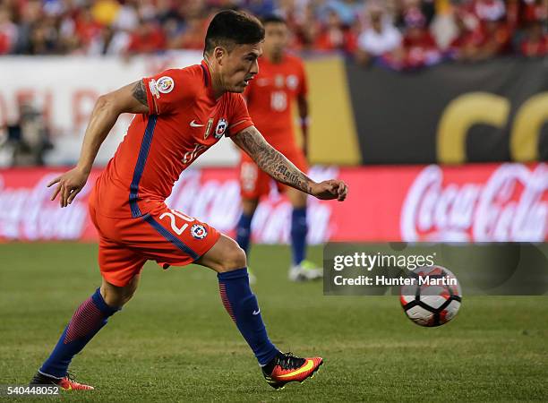 Charles Aranguiz of Chile drives the ball during a group D match between Chile and Panama at Lincoln Financial Field as part of Copa America...