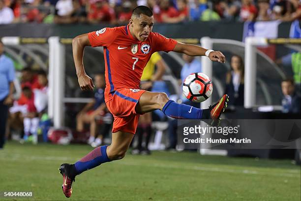 Alexis Sanchez of Chile controls the ball during a group D match between Chile and Panama at Lincoln Financial Field as part of Copa America...