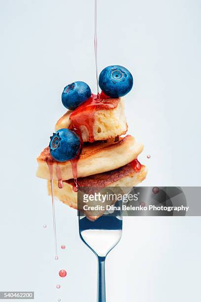 blueberry pancakes with syrup on fork - crêpe pancake photos et images de collection