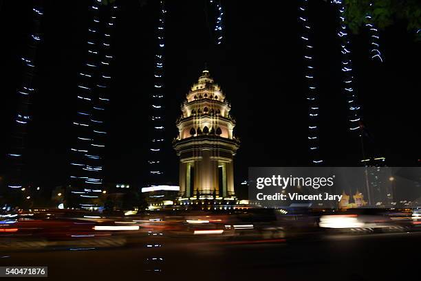 independence monument with light effects  phnom penh cambodia - night life in cambodian capital phnom penh bildbanksfoton och bilder