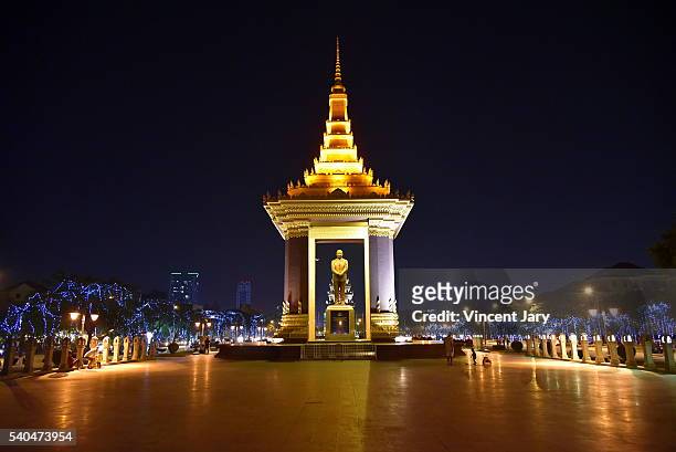 statue of king father norodom sihanouk phnom penh cambodia - night life in cambodian capital phnom penh bildbanksfoton och bilder