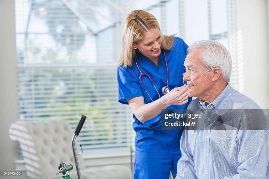 Su personal de enfermería de atención médica ayudar Anciano con oxígeno