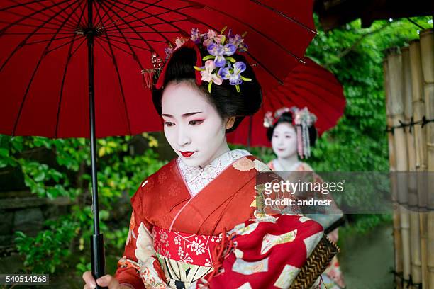 schöne geishas zu fuß im freien - geisha stock-fotos und bilder