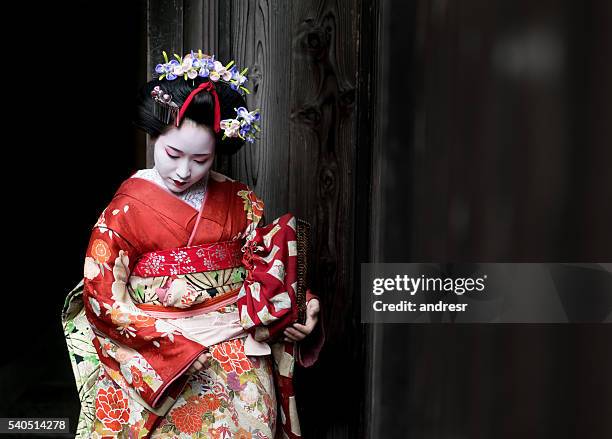 geisha trägt einen schönen kimono - geisha stock-fotos und bilder