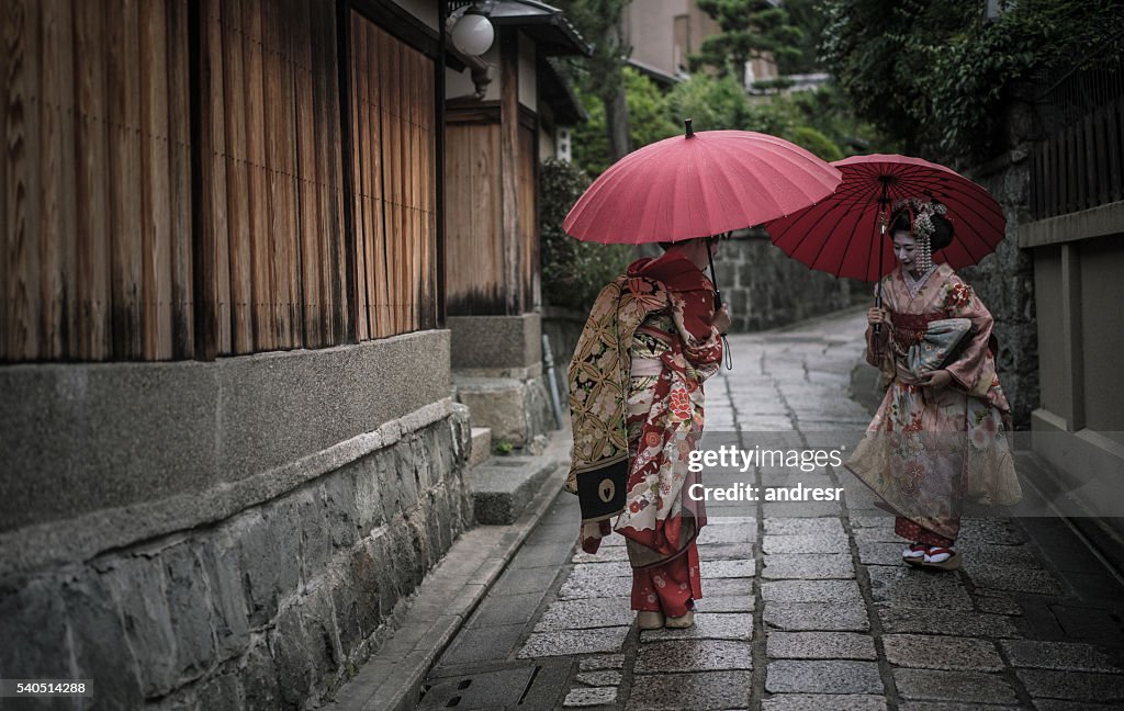 Les geishas se saluent à l’extérieur