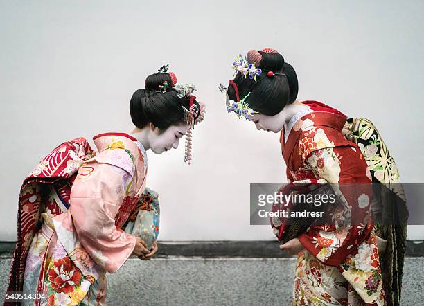 geishas grüßen sich gegenseitig - geisha japan stock-fotos und bilder