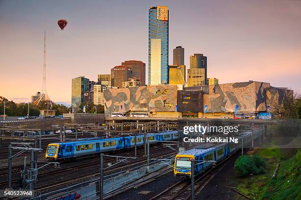 banco del sur en sunrise - federation square fotografías e imágenes de stock