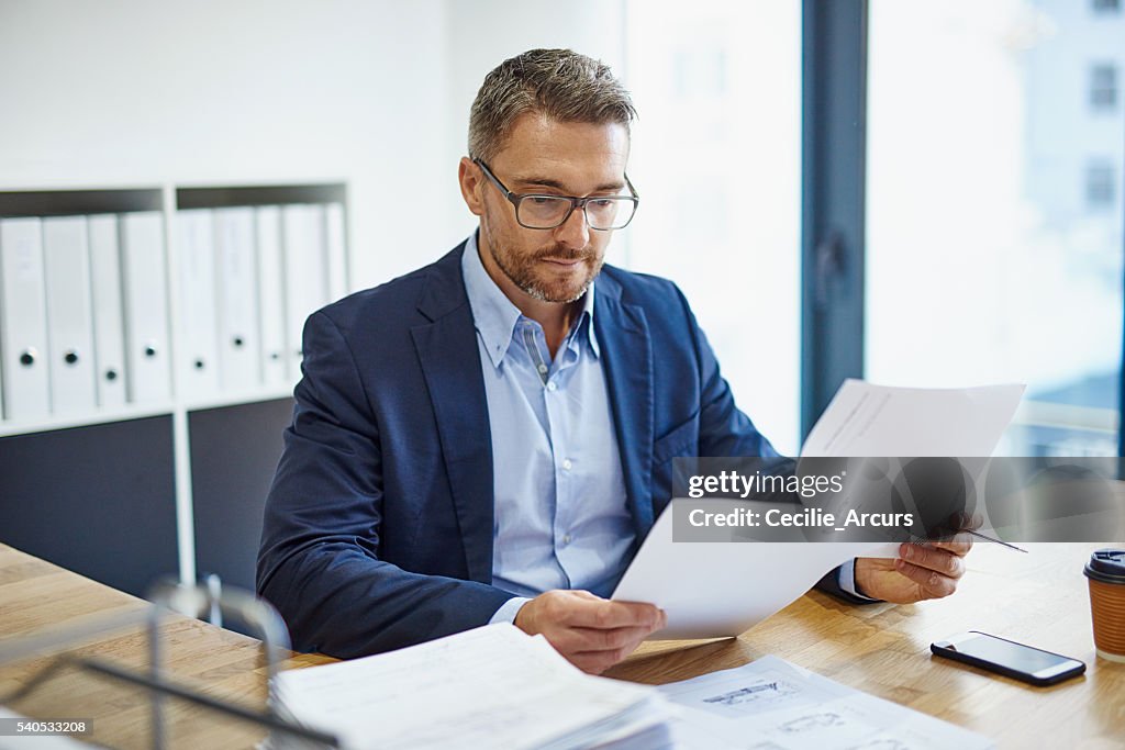 Durch seinen Papierkram blasen