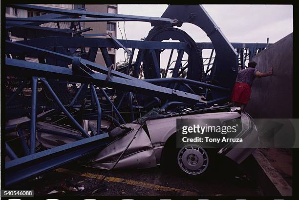 vehicle crushed by construction crane - furacão george - fotografias e filmes do acervo