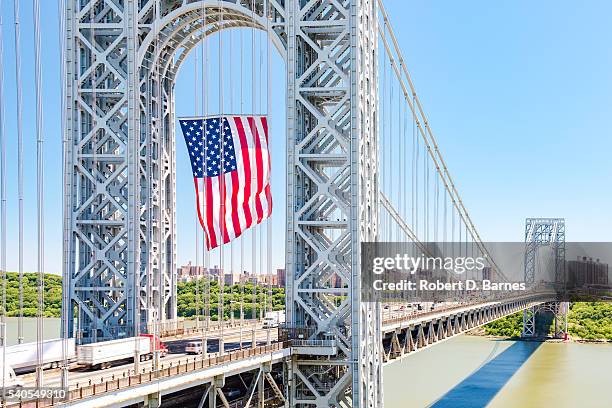 george washington bridge (flag day 2016) - george washington bridge fotografías e imágenes de stock