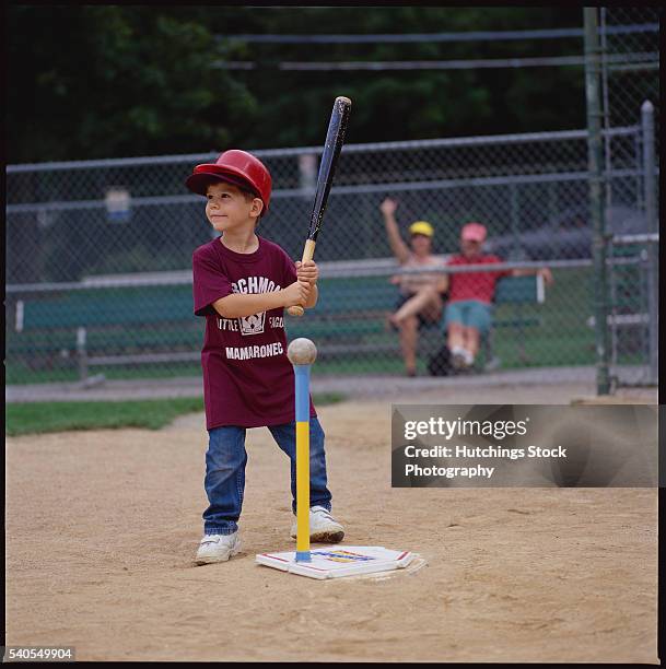 child getting ready to hit a baseball - baseball mom stock pictures, royalty-free photos & images