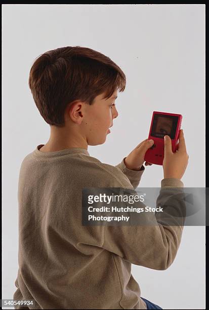 10-year-old boy playing video game - game console stockfoto's en -beelden