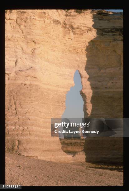 keyhole rock - chalk strata stock pictures, royalty-free photos & images