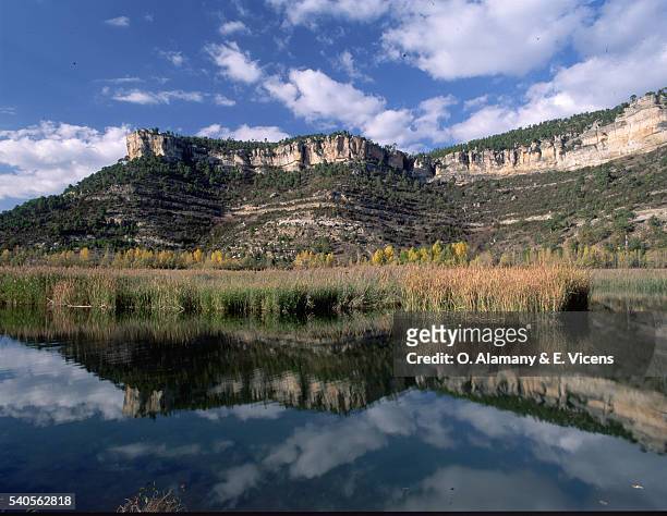 rocky plateau reflected in lake una - alamany stockfoto's en -beelden