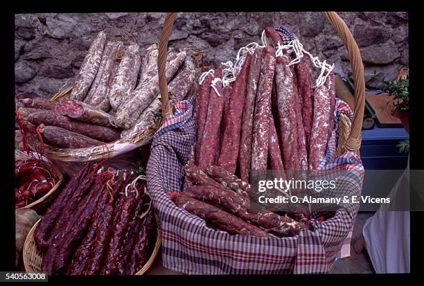 baskets of sausages - alamany stockfoto's en -beelden