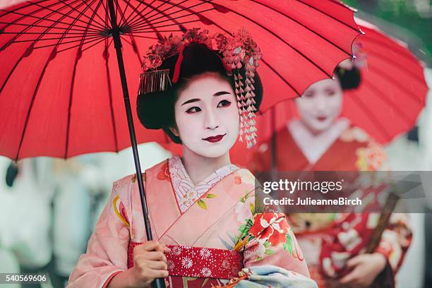 japanische mädchen in kimonos - geisha japan stock-fotos und bilder