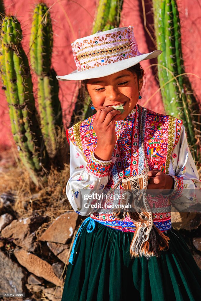 ペルー若い女の子噛み砕くコカの葉、Chivay,ペルー