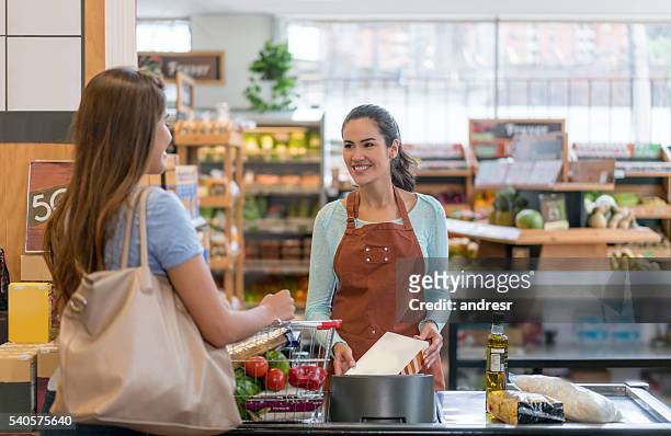 donna shopping al supermercato - paying supermarket foto e immagini stock
