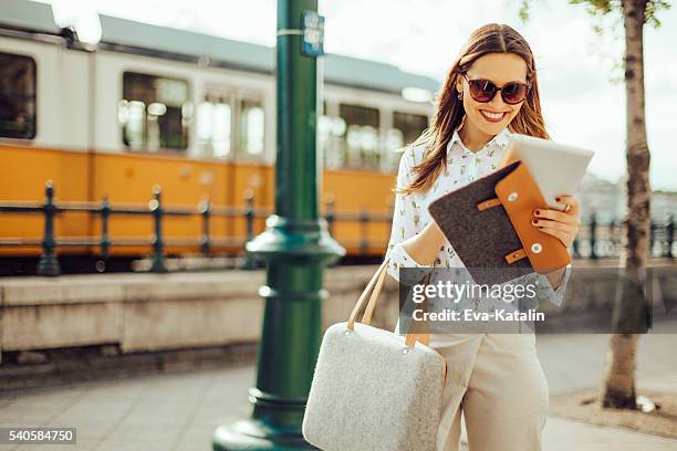 businesswoman in the city - destination fashion 2016 stockfoto's en -beelden