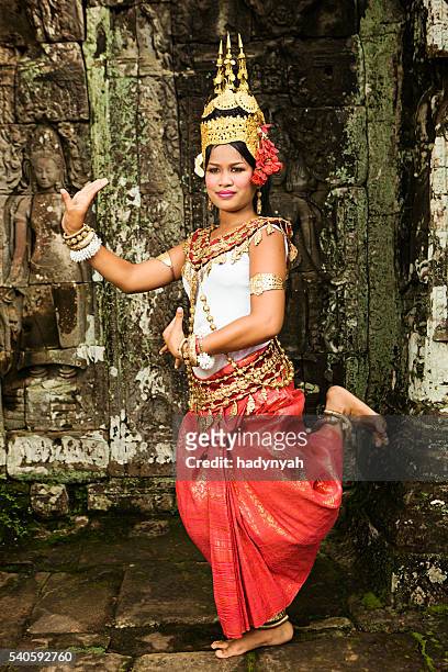 apsara dancer at angkor wat - apsara stockfoto's en -beelden