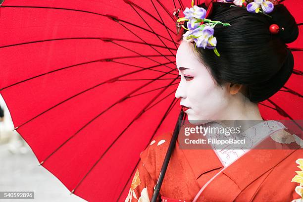 maiko mädchen portrait - geisha japan stock-fotos und bilder