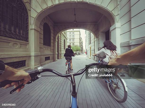 punto de vista bicicleta de montar con dos chicas en la ciudad - calle barcelona fotografías e imágenes de stock