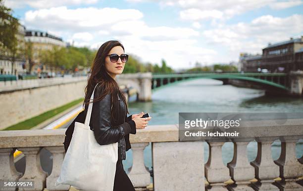 mulher jovem parisiense a viagem de casa para o trabalho - saco tote imagens e fotografias de stock