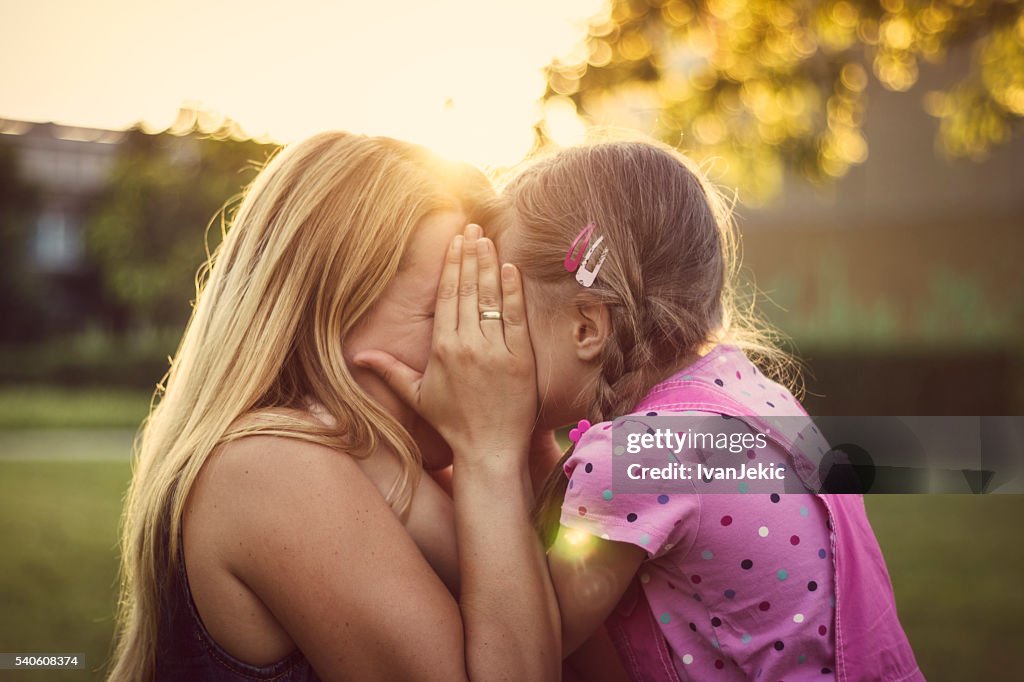 Madre e hija se refugiaba detrás de la mano