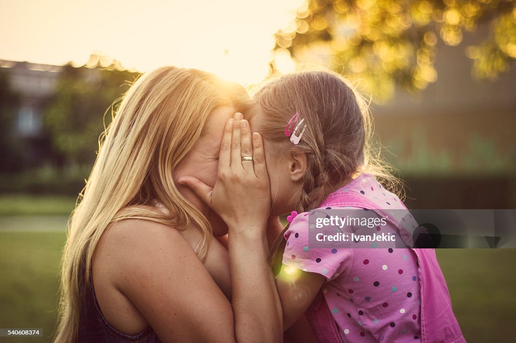 Mãe e filha de se esconder por detrás da mão