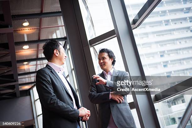 business-team anhörung im foyer in einem konferenzraum - japanisch sprache stock-fotos und bilder