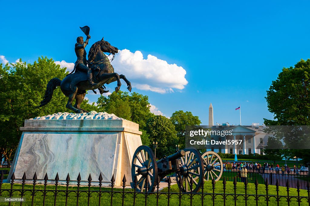 Weißes Haus mit Andrew Jackson Reiterstatue und Kanonen