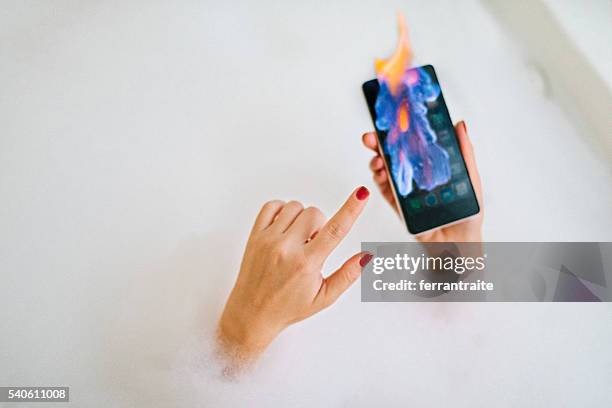 smartphone on fire - high tech beauty stockfoto's en -beelden