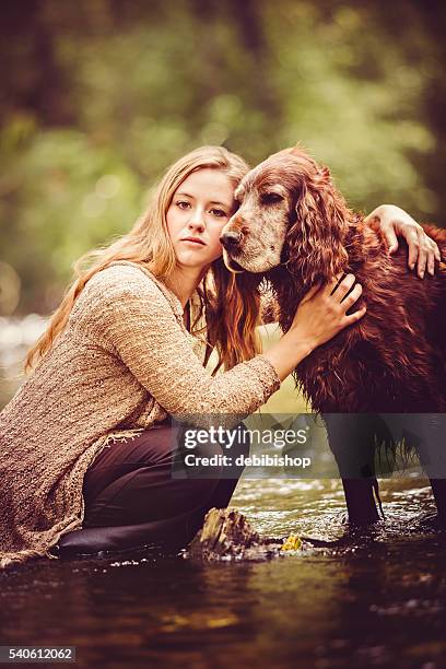 junge frau und haustier hund im freien in natur - irischer setter stock-fotos und bilder