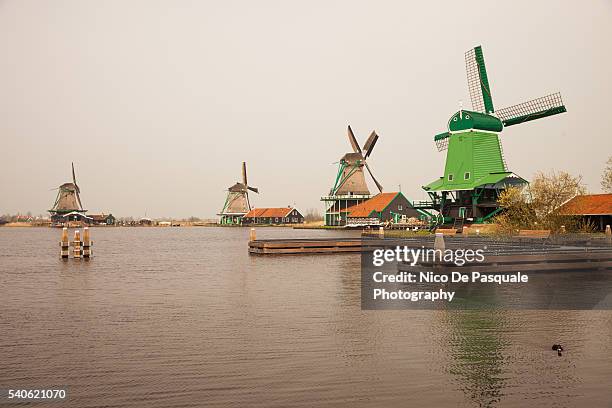 windmills in zaanse schans - historische windmühlen stock-fotos und bilder