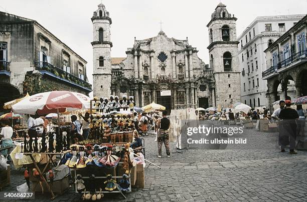 Havanna : Verkauf von Souvenirs auf der 'Plaza de la Catedral' im Herzen der Stadt. Im Jahre 1748 legten Jesuiten den Grundstein für die helle...