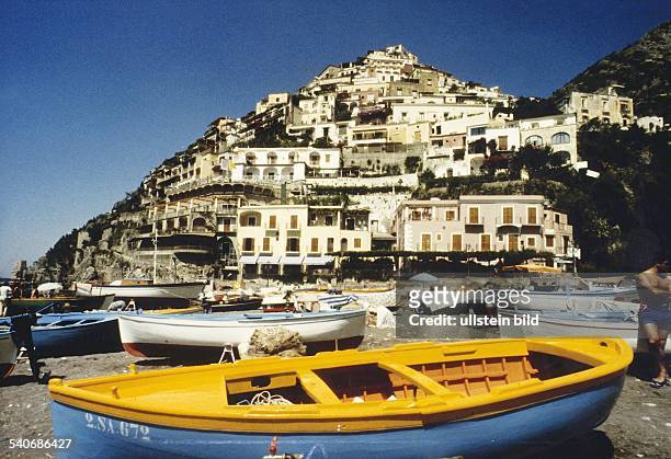 Positano, Italien: Boote liegen am Strand. Aufgenommen 1987.