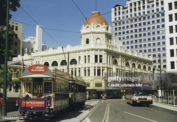 Christchurch, Neuseeland: historische Straßenbahn mit Werbung für McDonald's in der Innenstadt. Aufgenommen 1999.