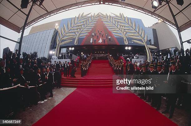 Filmfestspiele in Cannes : Sicherheitkräfte und Fotografen säumen, in Erwartung der eintreffenden Stars, den mit einem roten Teppich ausgelegten...