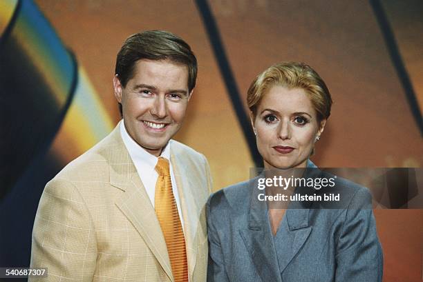 Ulrich Meyer, Nachrichtensprecher, D und Astrid Frohloff, Nachrichtensprecherin, D. Aufgenommen Oktober 1998.