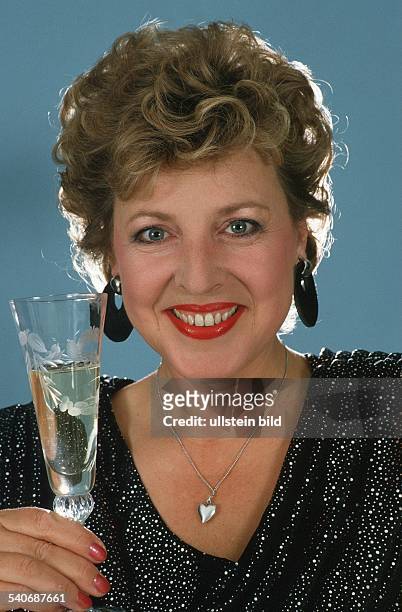 Marie-Luise Marjan *- Schauspielerin, D mit Sektglas. Einzelaufnahme Aufnahmedatum:2000.