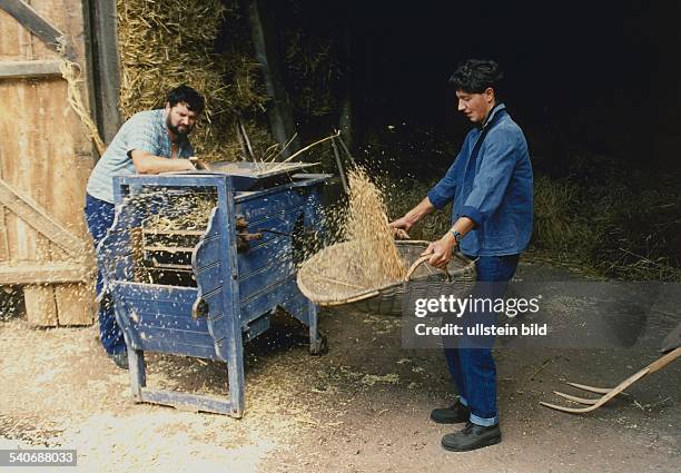 Getreide Dreschen Photos and Premium High Res Pictures - Getty Images Getreide Dreschen Photos and Premium High Res Pictures - Getty Images